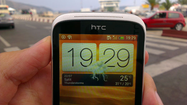 HTC-Desire-C-zaslon