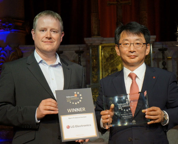 Andy-Sutton,-voditelj-na-dodjeli-nagrada-i-glavni-arhitekt-za-mreze-u-EE-u-i-Chang-hee-Han,-predsjednik-LG-a-Benelux LG Optimus G Pro