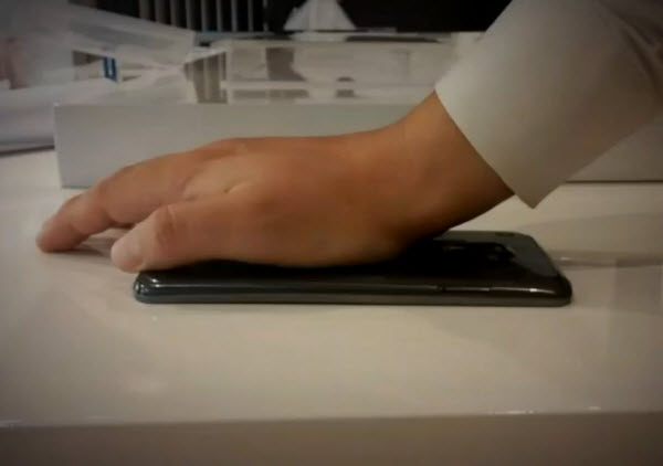 LG G Flex je savitljiv LG G Flex je savitljiv