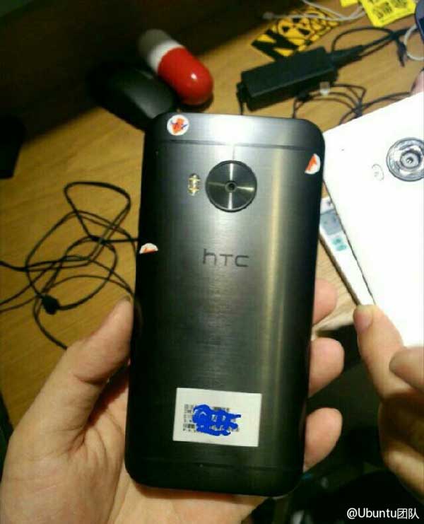 New-photos-that-allegedly-show-the-silvergold-One-M9-Plus-images-showing-the-black-version-are-also-included-(2)