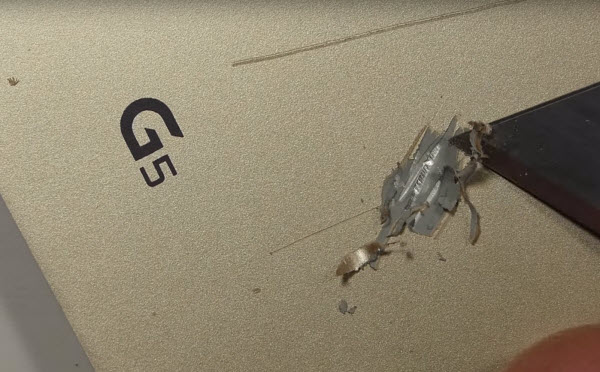 LG G5 na stolu za obdukciju - metalno kućište premazano polikarbonatom