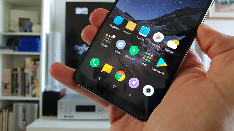 Pocophone F1 Recenzija zaslon