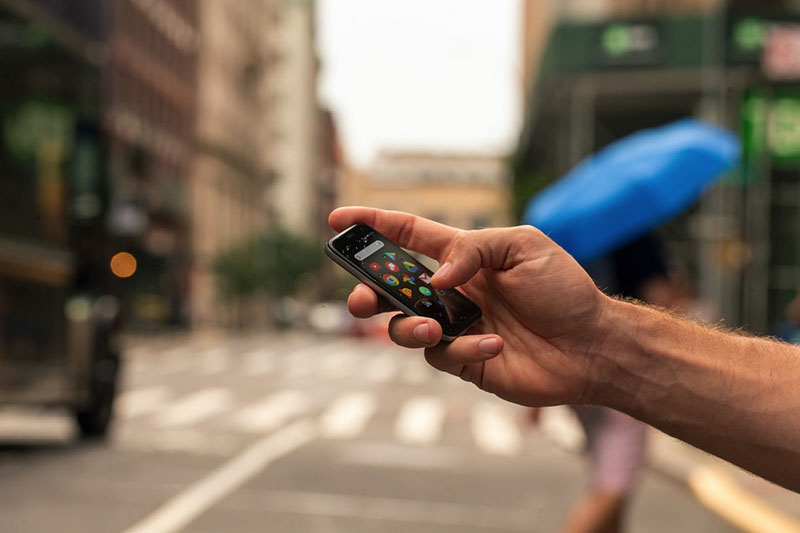 Palm predstavio minijaturni Android smartfončić