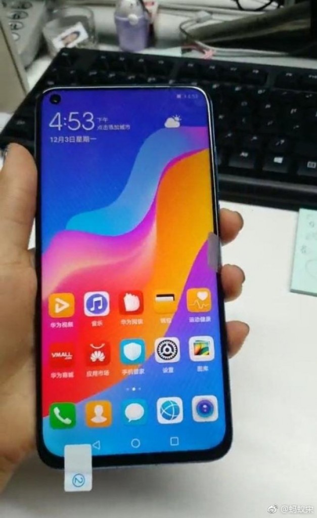 Huawei Nova 4 s rupicom u zaslonu i trostrukom kamerom na fotkama uživo