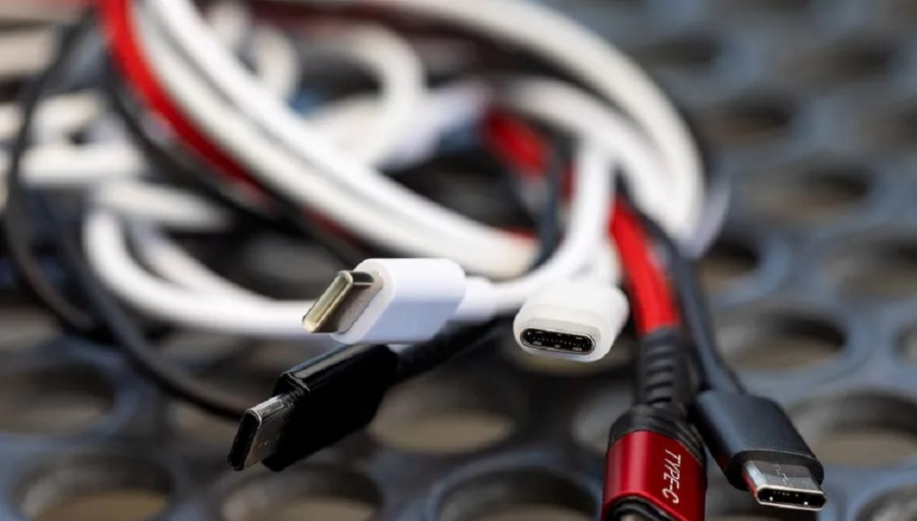Apple mora do jeseni 2024 staviti USB na iPhone