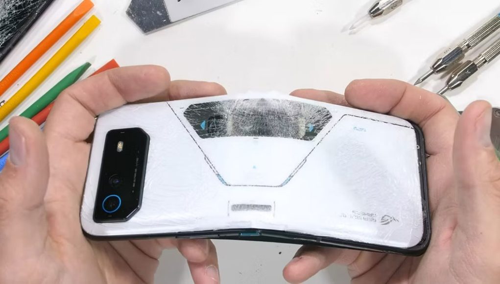 Asus ROG Phone 6 Pro bend test