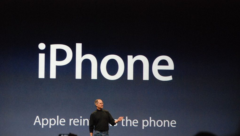 1280px-Steve_Jobs_presents_iPhone