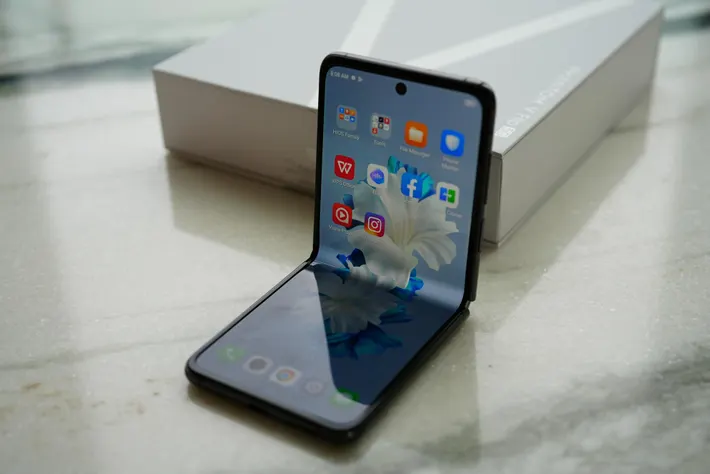 Tecno Phantom V Flip