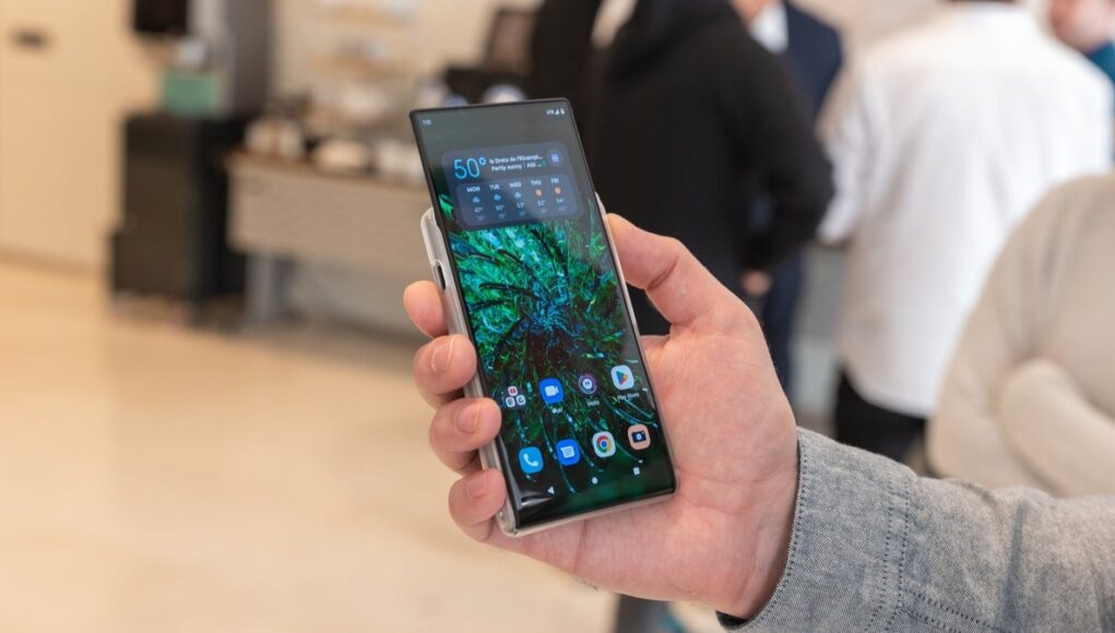 Motorola-patents-a-rollable-phone-with-a-fingerprint-reader-thats-all-over-the-display Motorola rollable